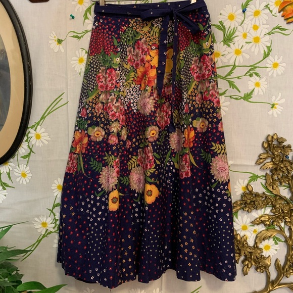 Vintage 70s colorful intricate floral wrap skirt - Picture 7 of 7